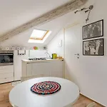 アパート The White Attic *