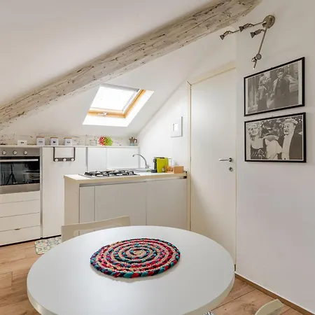 Daire The White Attic *